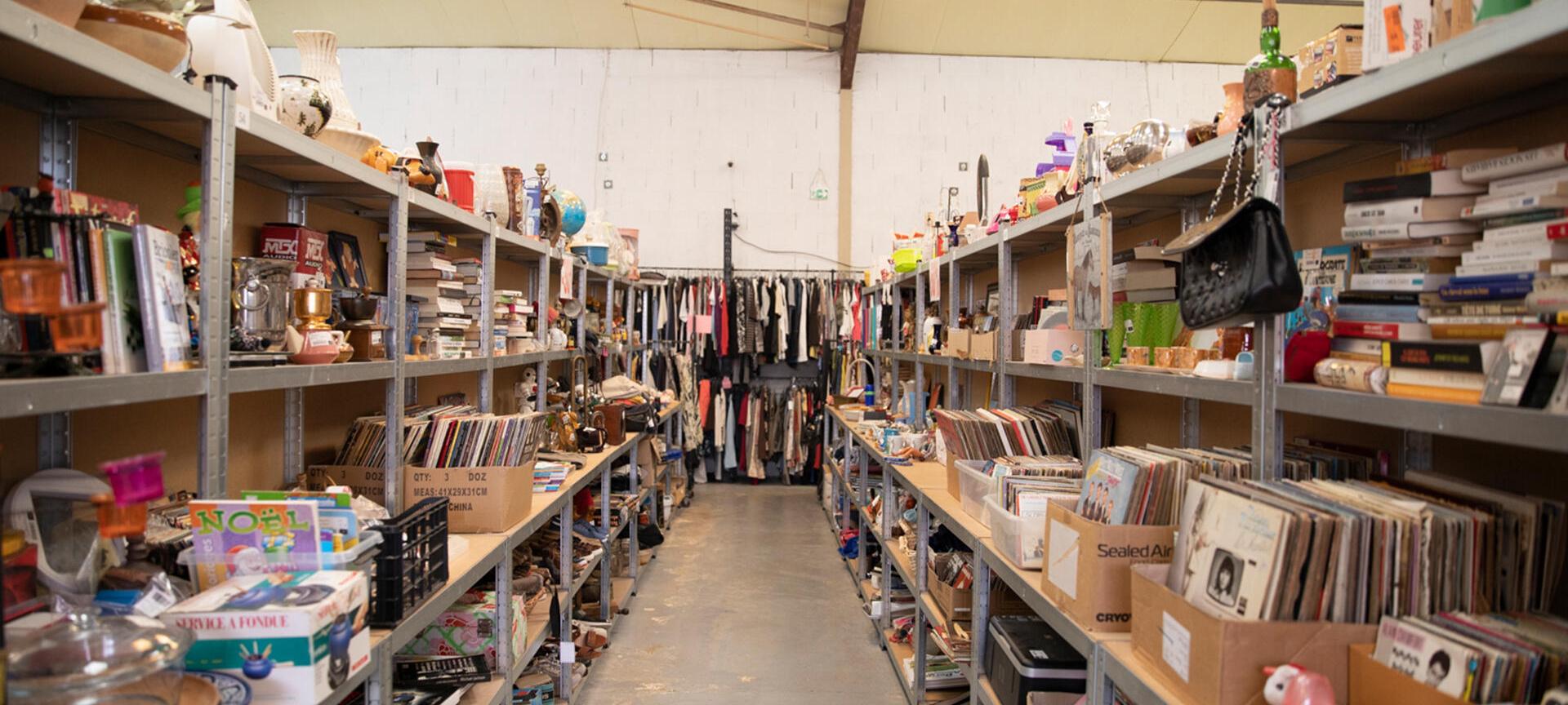 Image illustrant les jeunes achetant des biens d'occasion