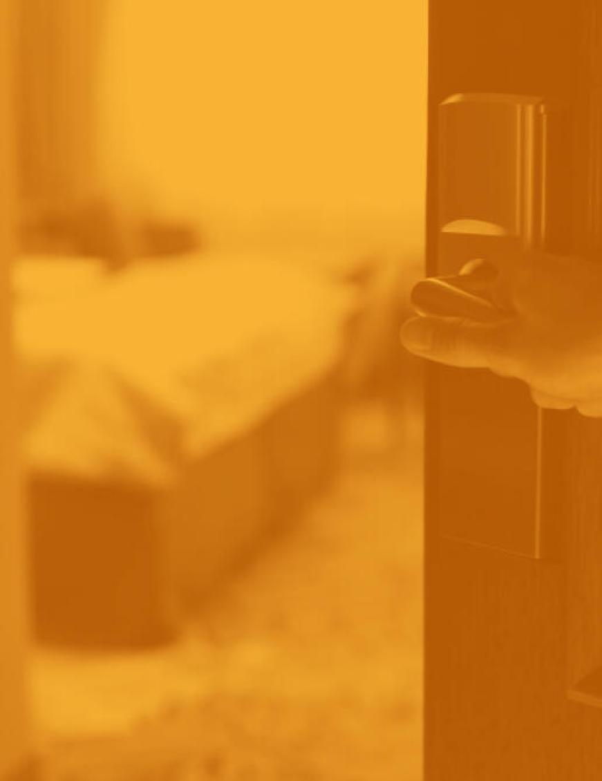 Main sur une poignet de porte