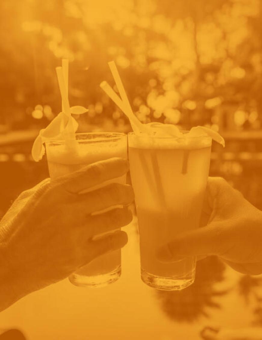 Deux personne touchant le verre pour l'apéritif