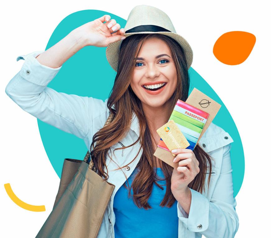 Femme souriante tenant une carte dans la main