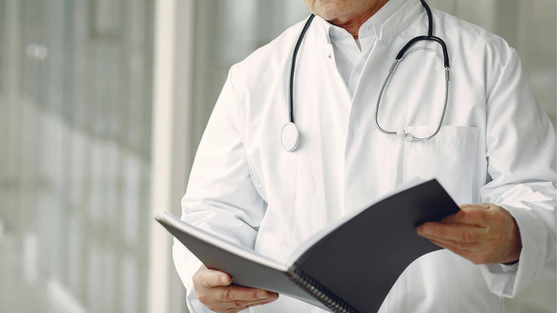 Médecin ayant un stéthoscope autour du cou