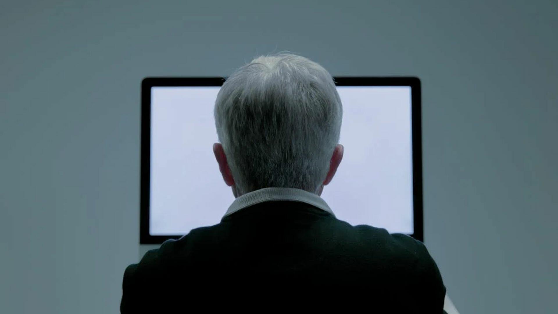 Homme à la retraite travaillant sur un ordinateur