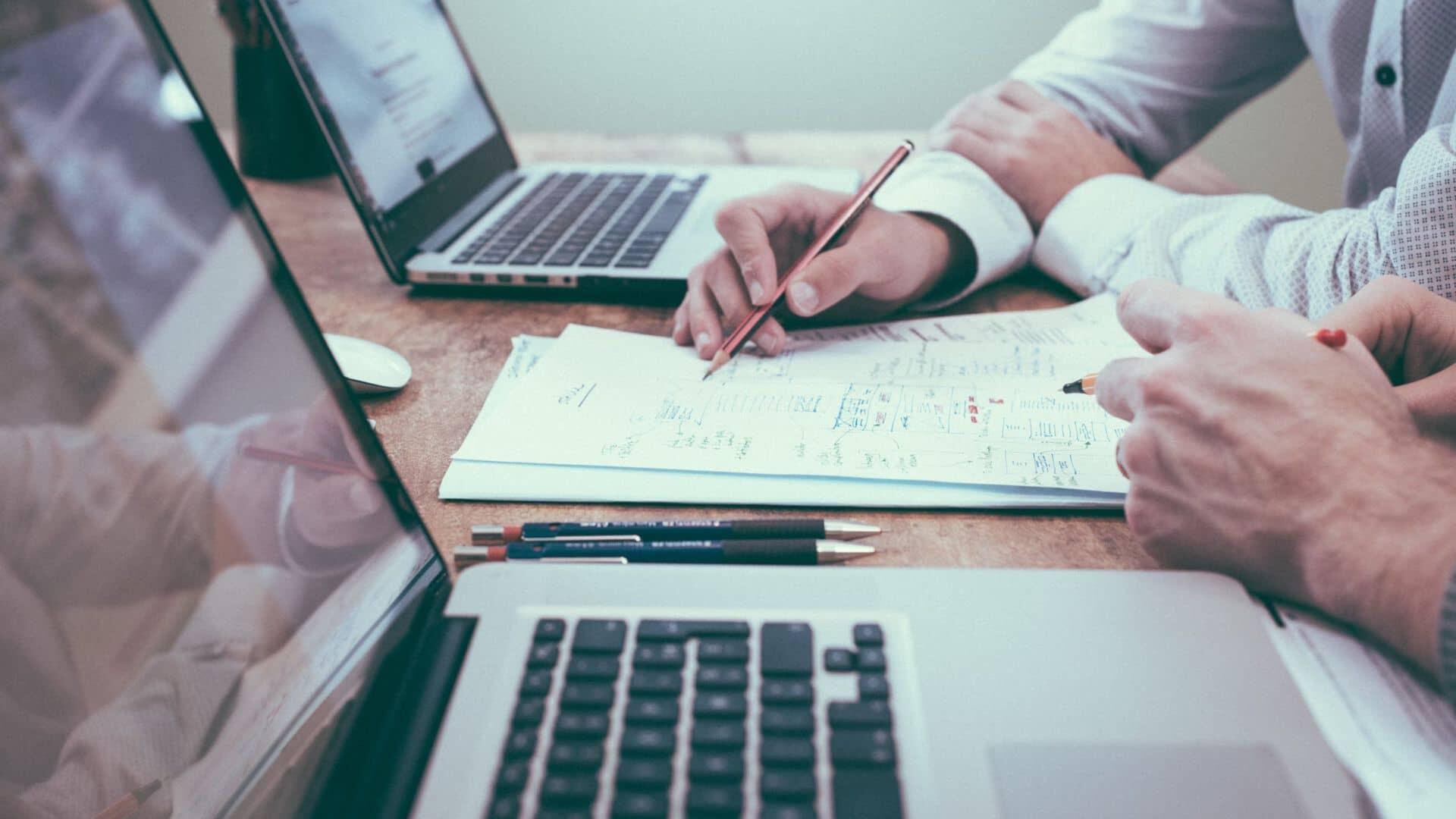 Employé tenant un stylo entre les mains