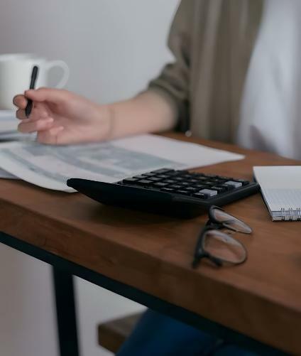Femme qui écrit et calcule