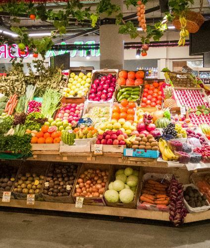 Fruits et légumes dans un supermarché