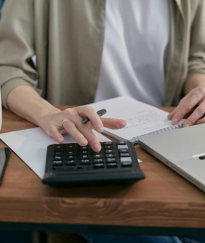 personne appuyant sur une calculatrice