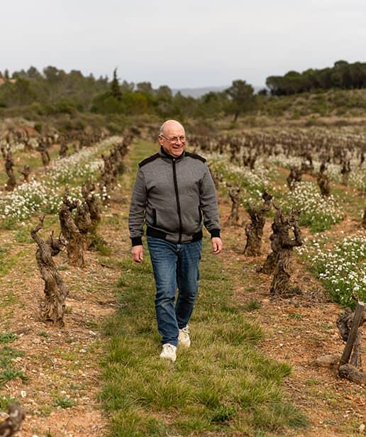 viticulteur dans ses vignes