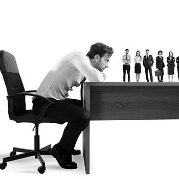 Homme qui réfléchi devan la liste des candidats à un recrutement