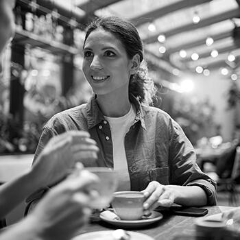 Femme heureuse discutant avec son manager de manière