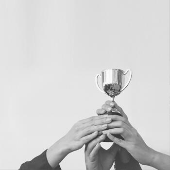 Les mains de personne soulevant une coupe