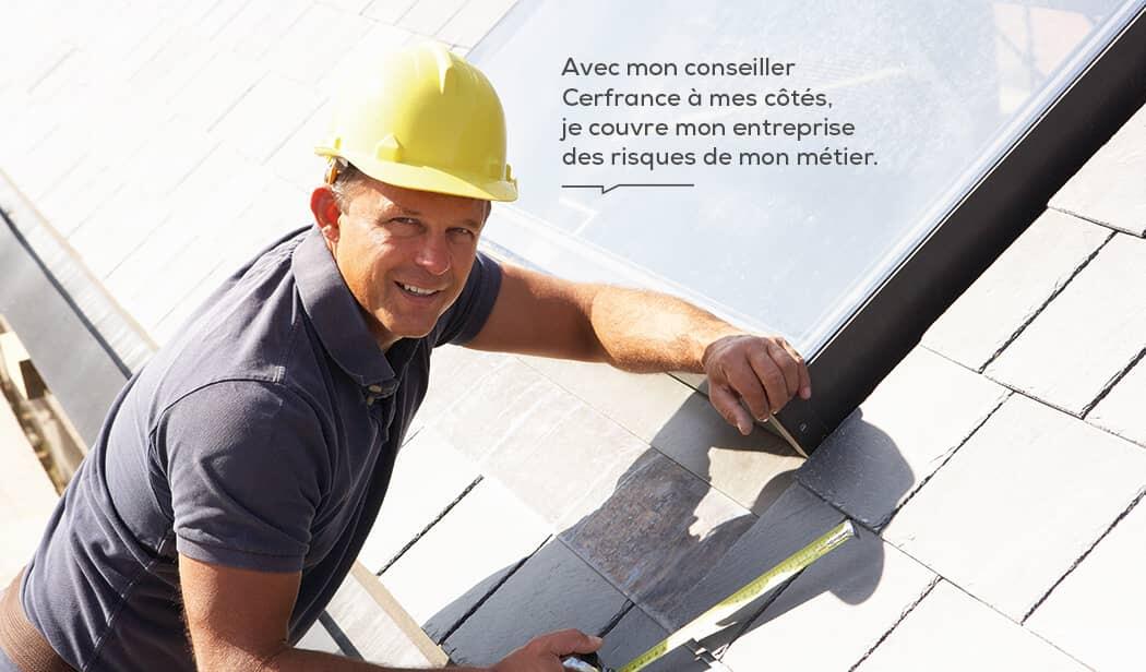 1 homme sur un toit, il est couvreur de métier dans le bâtiment et le BTP