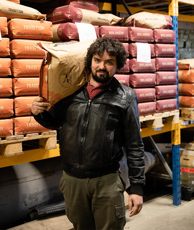 Artisan meunier avec des sacs de farine, client Cerfrance