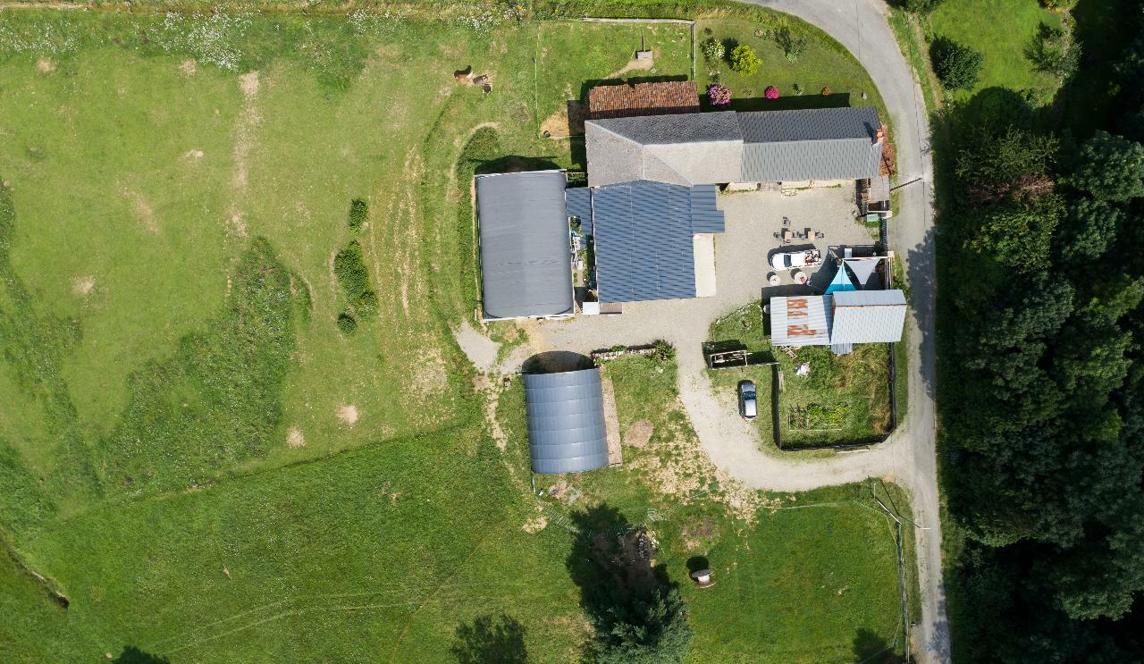 Une exploitation agricole des Pyrénées en vu drône